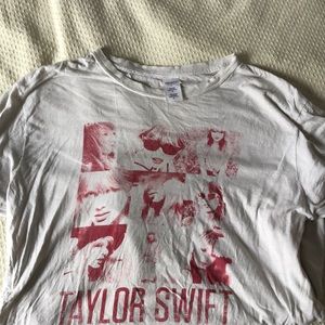 Taylor Swift red shirt
